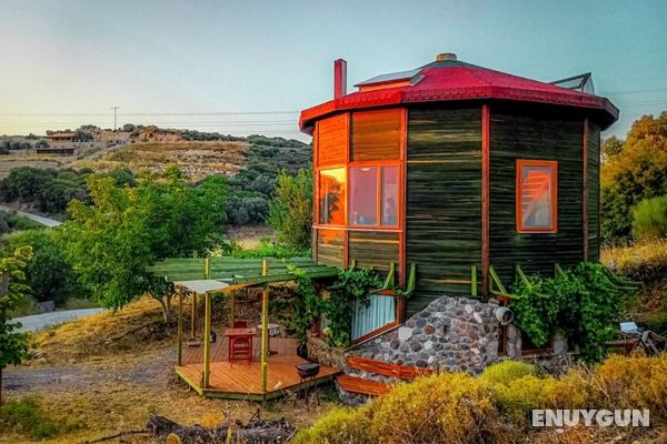 Enchanting Unique House With Backyard in Izmir Öne Çıkan Resim