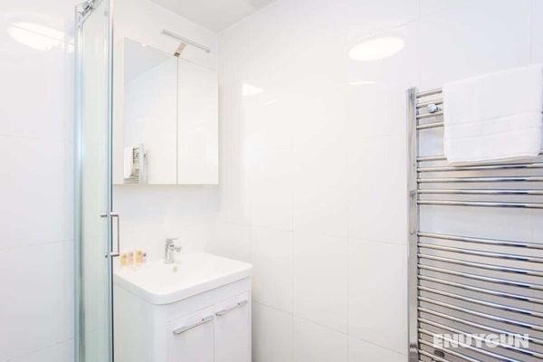 Energised Apartment With Gym in Brent Park Banyo Tipleri