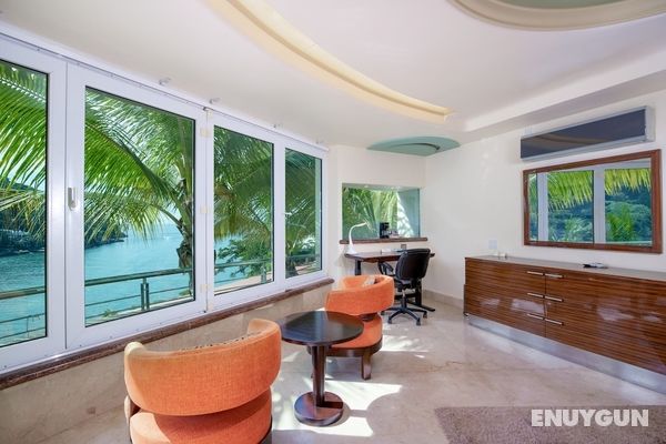 Fully Staffed, Beach Frontage Luxury Villa Genel