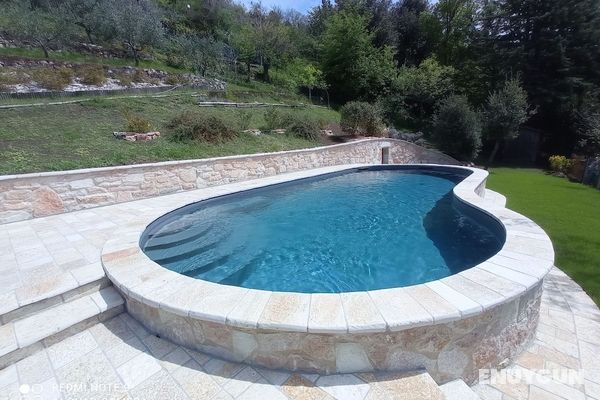 Graceful Holiday Home in Acqualagna With Swimming Pool Havuz