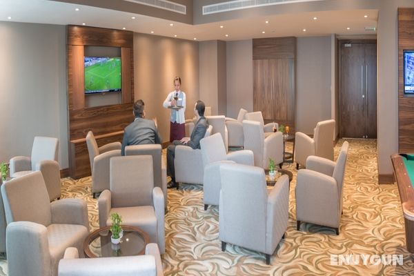 Hawthorn Suites By Wyndham Abu Dhabi City Center Bar