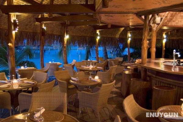 Hilton Moorea Lagoon Resort & Spa Bar