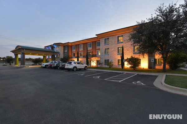 Holiday Inn Express and Suites Austin SW Sunset Va Genel