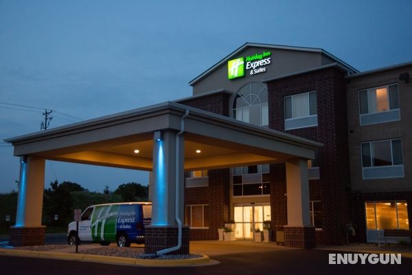 Holiday Inn Express and Suites Chanhassen Genel