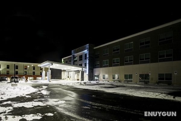 Holiday Inn Express and Suites Coldwater Genel