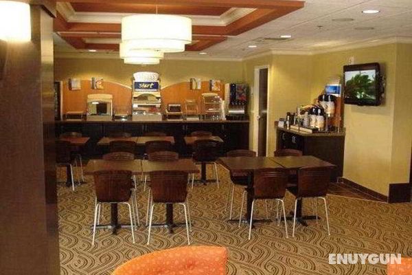 Holiday Inn Express and Suites Hollywood Ft Lauder Yeme / İçme