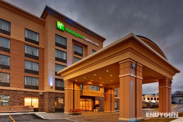 Holiday Inn Express and Suites Kingston Genel