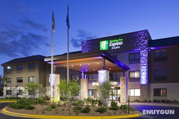 Holiday Inn Express and Suites Minneapolis Golden Genel