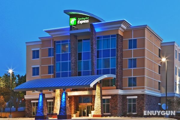 Holiday Inn Express and Suites North Dallas at Pre Genel
