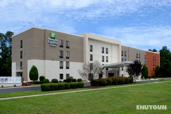 Holiday Inn Express and Suites Research Triangle P Genel