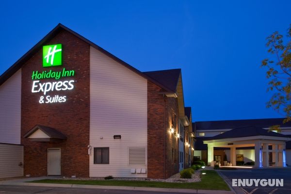 Holiday Inn Express and Suites Watertown Genel