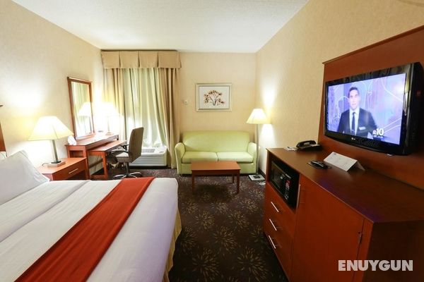 Holiday Inn Express and Suites West Chester Genel