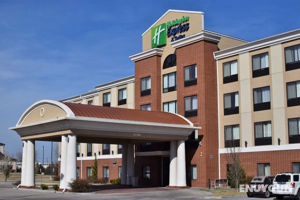 Holiday Inn Express Hotel & Suites Pratt Genel