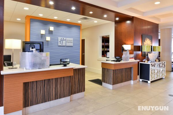 Holiday Inn Express Hotel & Suites Terra Haute Genel