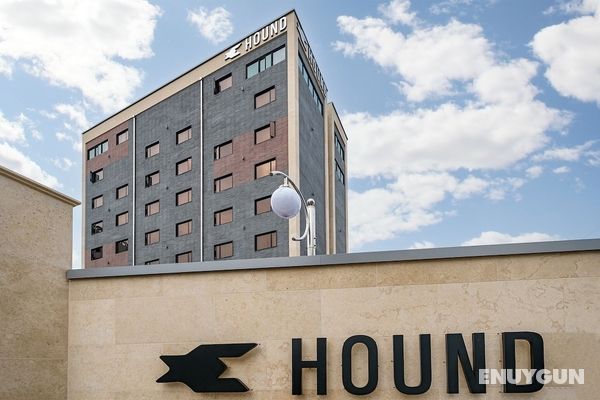 Hound Hotel Öne Çıkan Resim