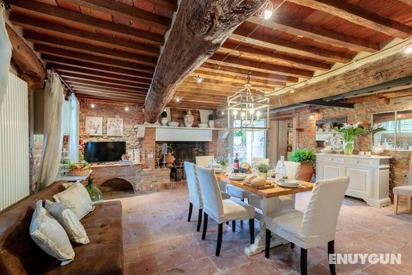 Villa Hugo in Lucca With 4 Bedrooms and 1 Bathrooms Oda