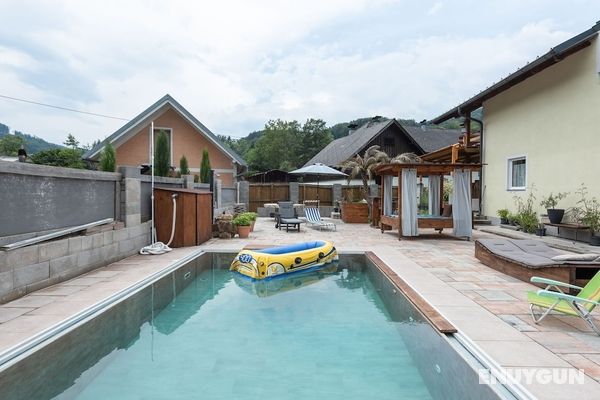Impressive Holiday Home in Pinsdorf With Swimming Pool Öne Çıkan Resim