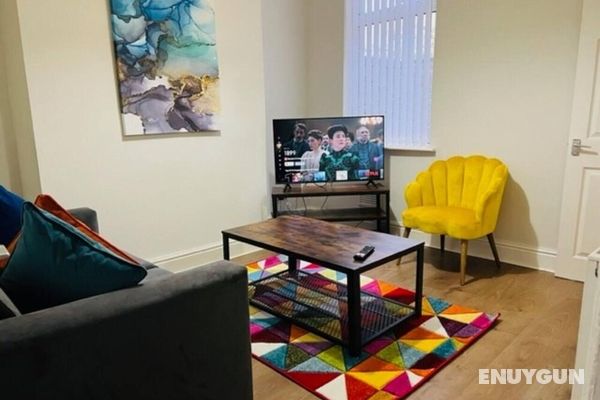 Inviting 3-bedroom Home in Liverpool With Parking Öne Çıkan Resim