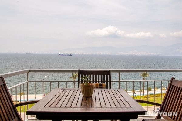 İzmir Konak'ta Deniz Manzaralı Mobilyalı Şık Daire Öne Çıkan Resim