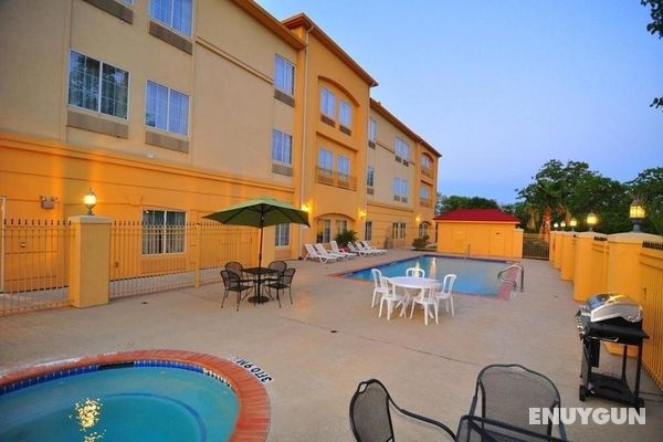 La Quinta Inn & Suites Brookshire Genel