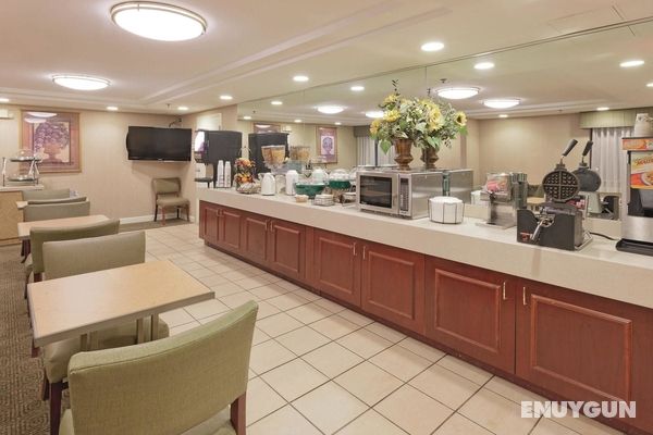 La Quinta Inn & Suites Warwick/Providence Airport Genel
