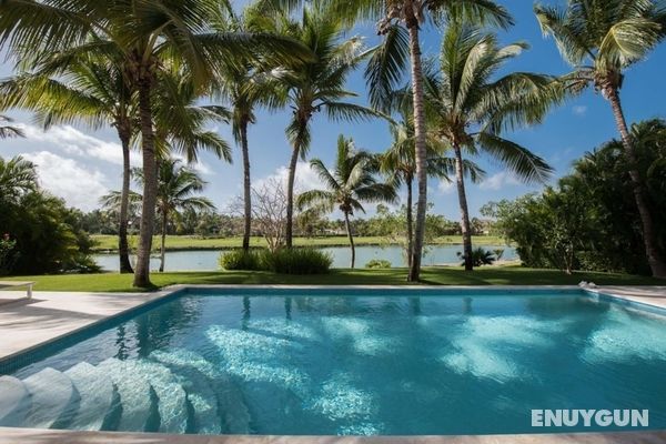 Lake Front Villa With Open Design in Luxury Resort Öne Çıkan Resim