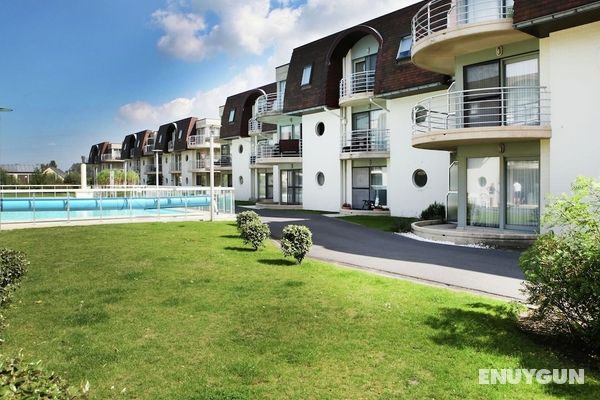 Lovely Apartment in Bredene With Fenced Garden Dış Mekan