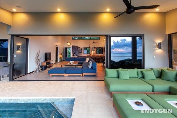 Luxe 4 Bdrm Villa w Epic Oceanview Infinity Pool Oda