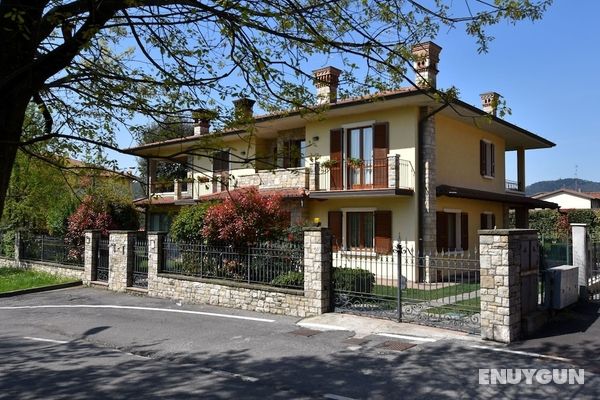 Luxurious Villa in Lombardy with Garden & Hot Tub Öne Çıkan Resim