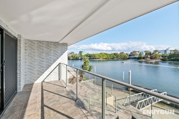Luxurious Waterfront Home Oda Manzaraları