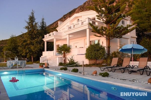 Luxurious Villa with Private Pool near the Beach Öne Çıkan Resim