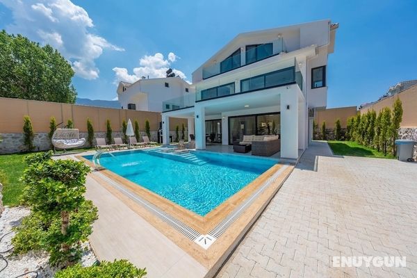 Luxury 4-bed Villa With Private Pool and Jacuzzi Öne Çıkan Resim