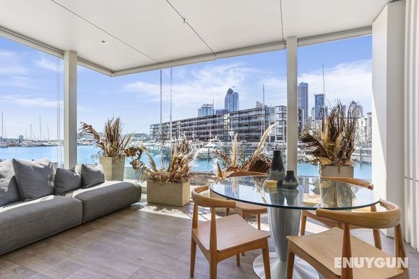 Luxury Living on Waterfront with large sunny deck by Urban Butler Öne Çıkan Resim