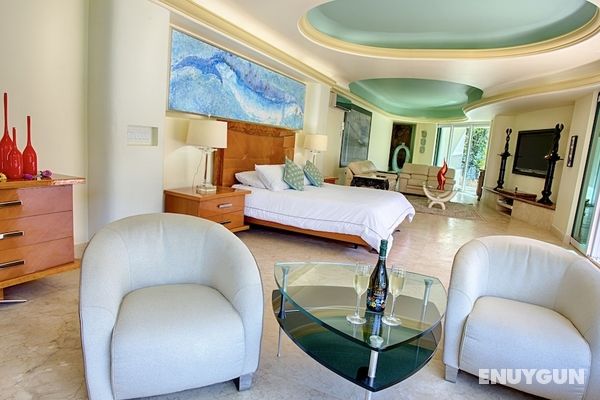 Luxury Master Suite With Beach, Ocean and Swimming Pool View Öne Çıkan Resim