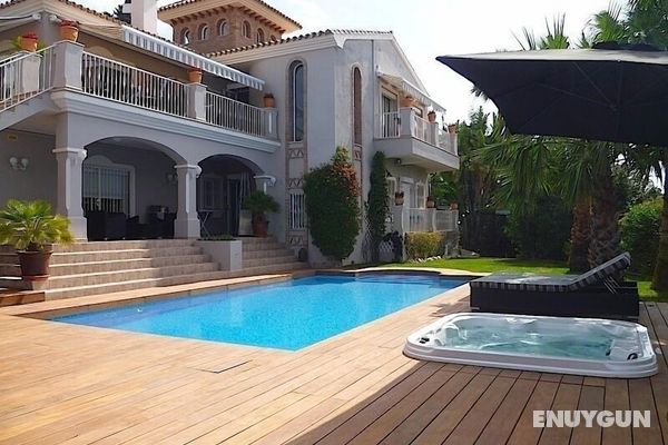 Luxury Villa With Pool & Jacuzzi Öne Çıkan Resim
