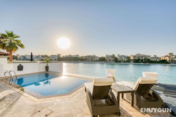 Maison Privee - Glamourous Beachfront Villa on The Palm w/ Pool Öne Çıkan Resim