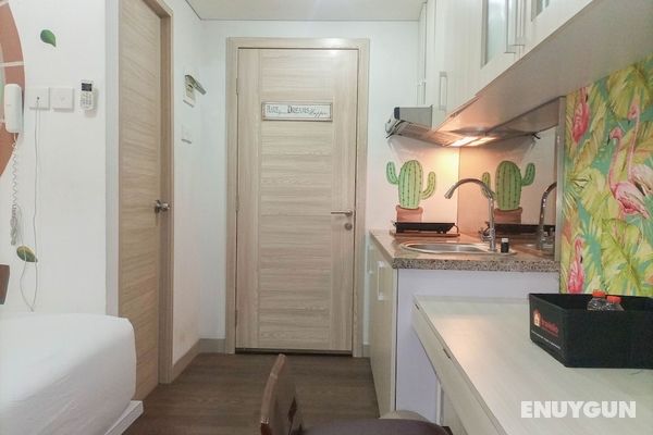 Minimalist Studio Room At Taman Melati Sinduadi Apartment İç Mekan