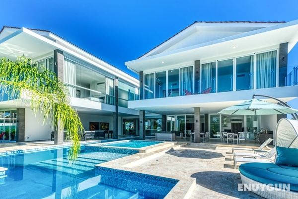 Modern and Fresh Oceanfront Villa Öne Çıkan Resim