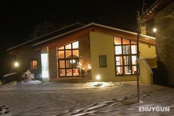 Modern Holiday Home in Imola With Swimming Pool Öne Çıkan Resim