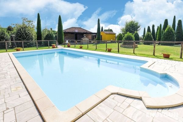 Modern Holiday Home in Montepulciano With Pool Öne Çıkan Resim