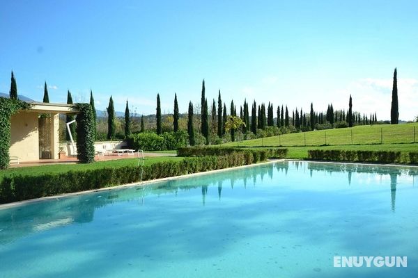 Modern Holiday Home in Rignano Sull'arno With Swimming Pool Öne Çıkan Resim