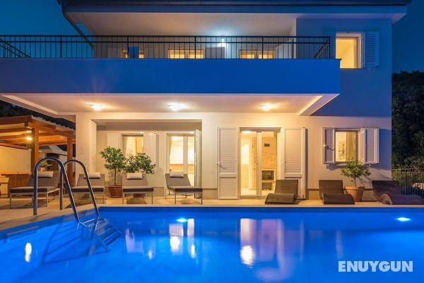 Modern Villa in Cres With Pool Öne Çıkan Resim
