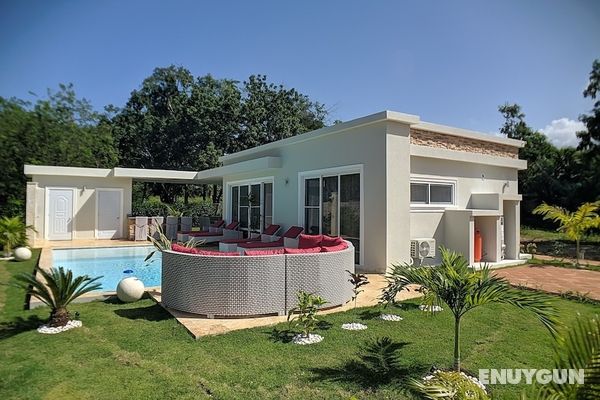 Modern & Private Tropical Villa in Gated Community Minutes From the Beach Öne Çıkan Resim
