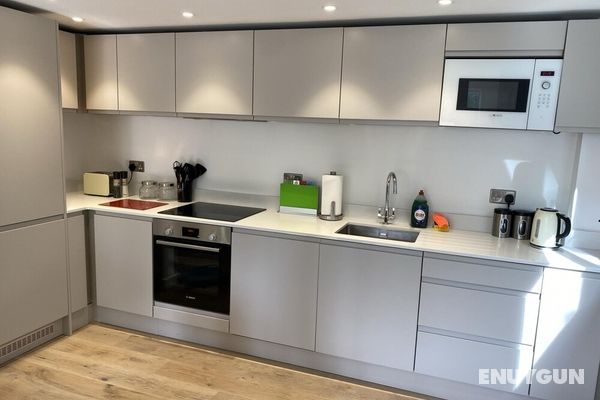 New Contemporary 2 Bed 2 Bath Apartment in Bath City With Garden and Private Parking Oda