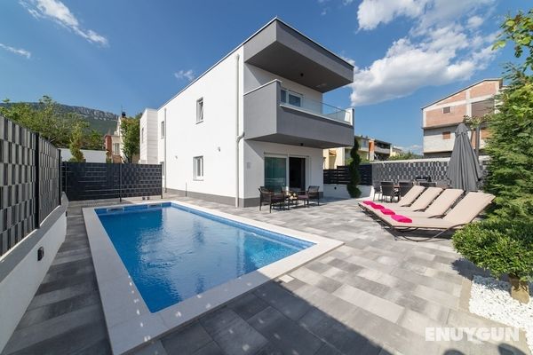 New Luxury Modern Four-bedroom Villa With Pool Öne Çıkan Resim