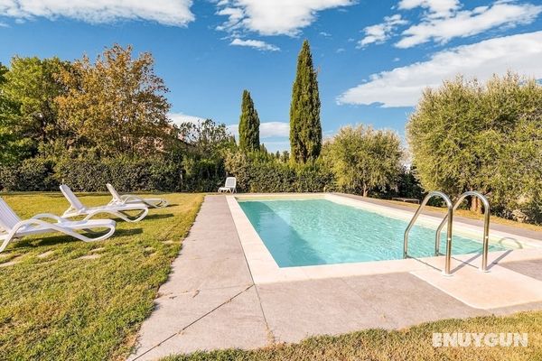 Private Garden and Pool, Near Siena and Crete Senesi Öne Çıkan Resim
