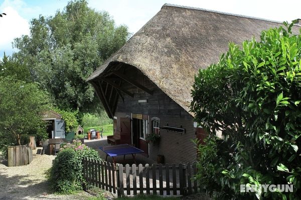 Quaint Farmhouse near River in Oosterwijk Öne Çıkan Resim