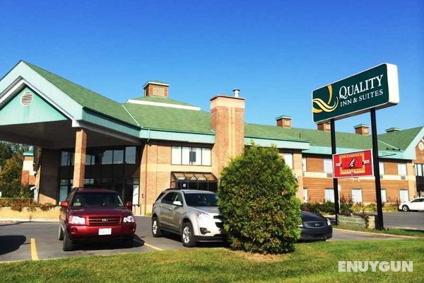 Quality Inn and Suites Hawkesbury Genel