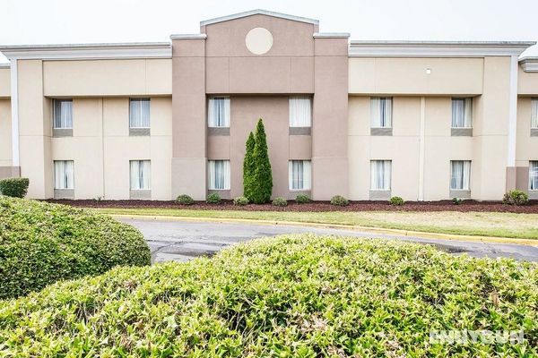 Quality Inn & Suites Airpark East Genel