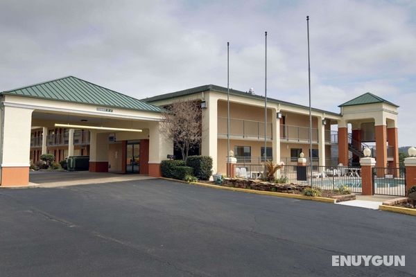 Quality Inn & Suites Russellville Area Genel